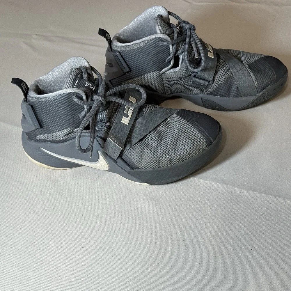 Nike Kids Lebron James Soldier IX Basketball Shoes 776471-003 Youth 4.5 Gray